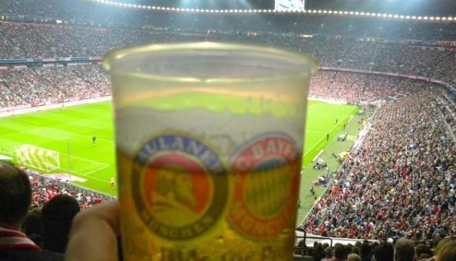 Un aficionado se bebe una cerveza en el Allianz Arena (Foto: EFE).