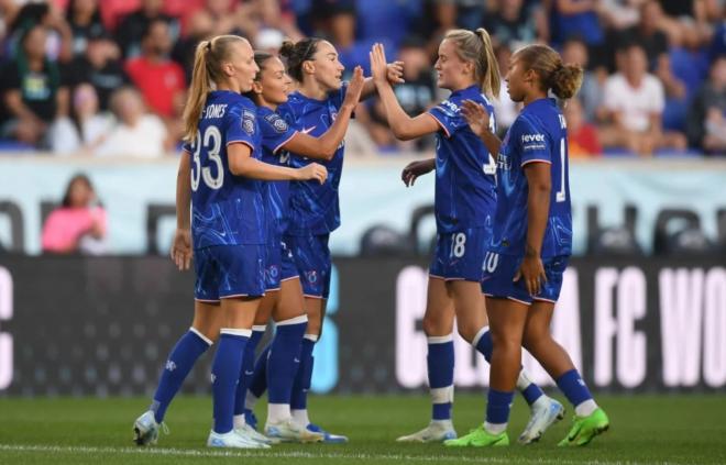 Las jugadoras del Chelsea femenino celebran un gol esta temporada.