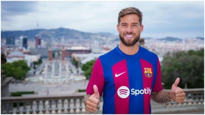 Iñigo Martínez posa con la camiseta del FC Barcelona. (Fuente: Europa Press)