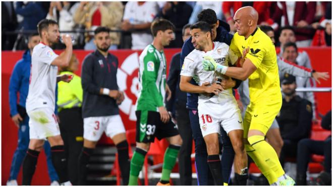 Marko Dmitrovic y Jesús Navas, durante el Sevilla-Betis de la pasada temproada (foto: Cordon Press