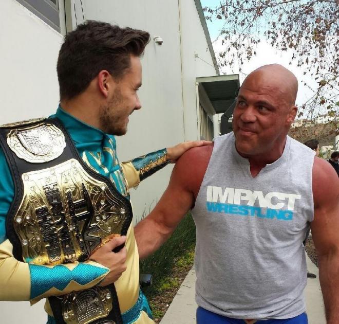 Liam Payne se saluda con Kurt Angle (Foto: TNA Wrestling UK).