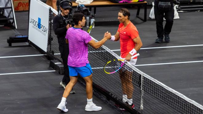 Rafa Nadal y Carlos Alcaraz en un enfrentamiento en Las Vegas (Cordon Press)