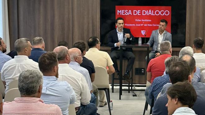 Imagen de la reunión entre la Federación de Peñas Sevillistas y José María del Nido Carrasco (