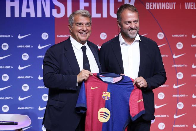 Joan Laporta junto a Hansi Flick (Cordon Press)