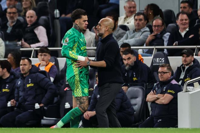 Ederson y Pep Guardiola, en un partido con el Manchester City (Foto: Cordon Press).