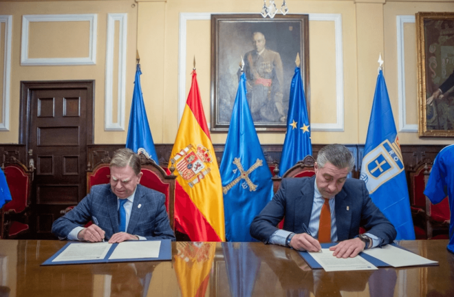 Alfredo Canteli y Martin Peláez renuevan el contrato de patrocinio del Ayuntamiento de Oviedo (Fot