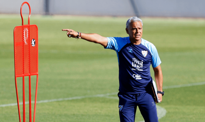 Sergio Pellicer dirige un entrenamiento. (Foto: MCF)