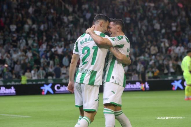 Albarrán y Carracedo celebran un gol del Córdoba al Cartagena (Foto: LALIGA).