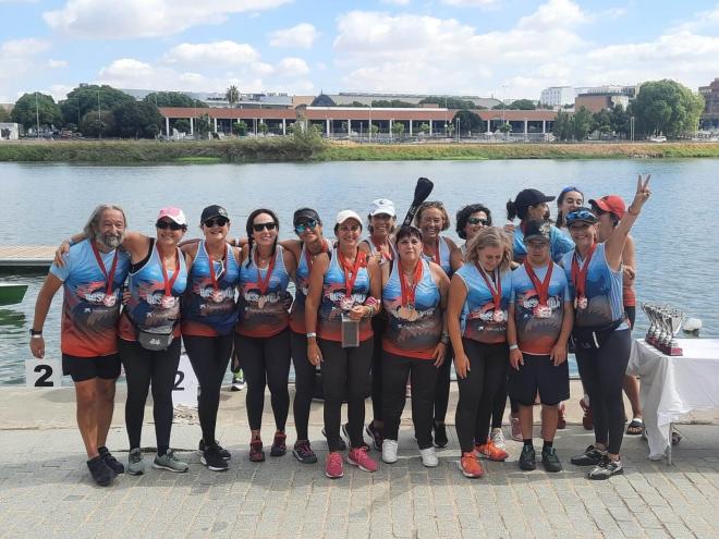 Las Dragonas de Sevilla con el río Guadalquivir de fondo.