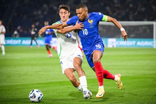 Andrea Cambiaso contra Kylian Mbappé (Europa Press)