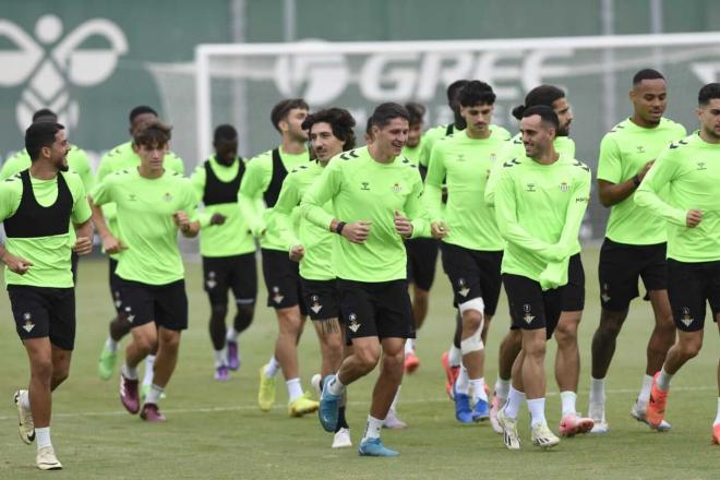 Los futbolistas del Real Betis en el entrenamiento de este viernes (foto: Kiko Hurtado).