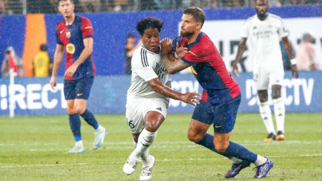 Iñigo Martínez y Endrick en El Clásico de pretemporada (Fuente: Cordon Press)