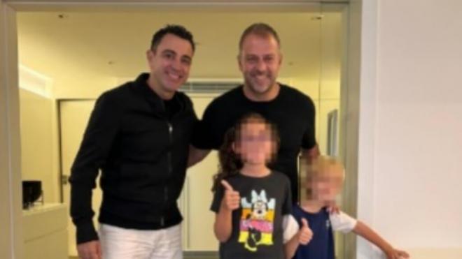 Hansi Flick, con Xavi Hernández y sus hijos (Foto: @xavi en Instagram)