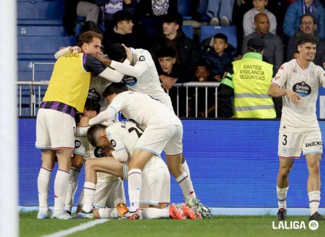 Los jugadores del Real Valladolid celebran el gol de Anuar en Mendizorroza.