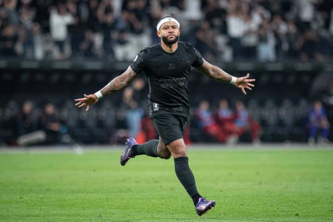 Memphis Depay celebra su primer gol con Corinthians (Foto: Cordon Press).