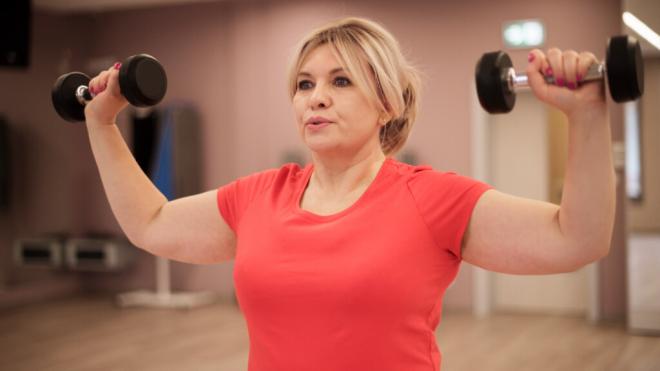 Mujer de mediana edad entrenando la fuerza (Foto: Freepik)