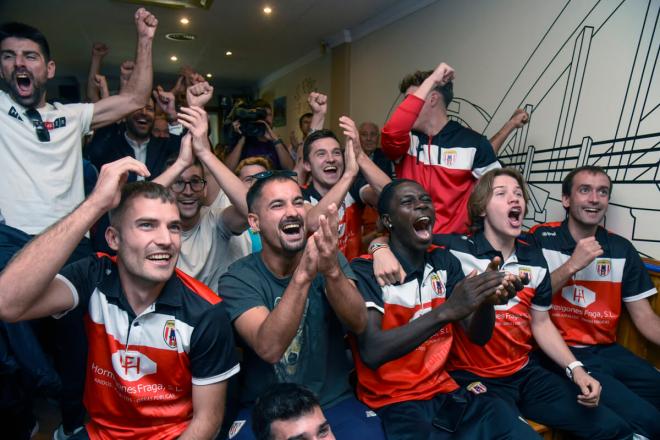 Los jugadores del Ontiñena, durante el sorteo de la Copa del Rey (Foto: EFE).