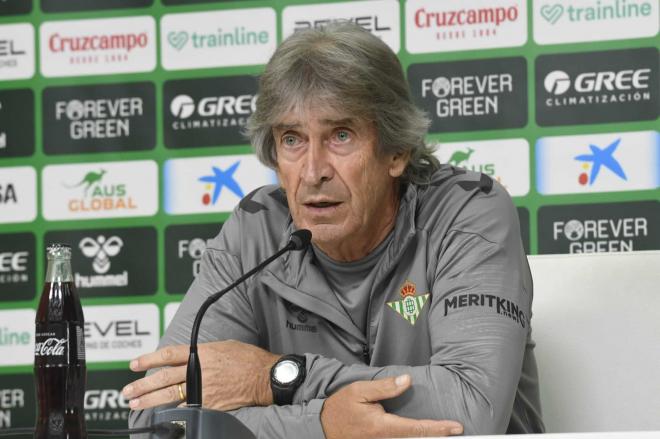 Manuel Pellegrini durante la rueda de prensa de este viernes (foto: Kiko Hurtado).