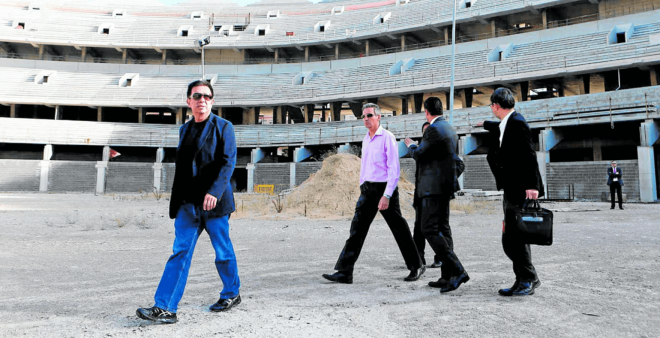 Peter Lim visita el Nou Mestalla (Foto: VCF)