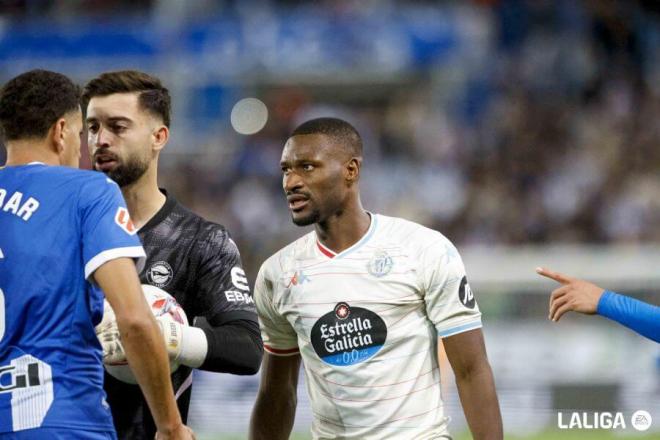 Sylla se encara con Abqar.(FOTO:LALIGA)