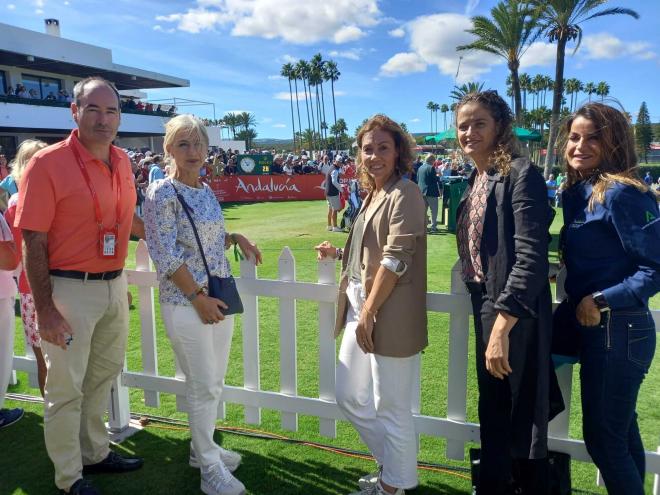 La consejera Patricia del Pozo posa junto a más personalidades en el Real Club de Golf de Sotogrande.