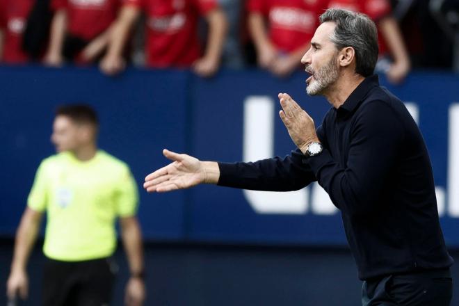 Vicente Moreno da indicaciones durante el Osasuna-Real Betis (FOTO: EFE).