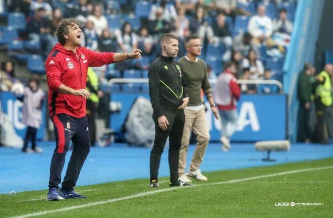 Idiakez y el cuarto árbitro, en el Dépor-Eldense (Foto: LaLiga).