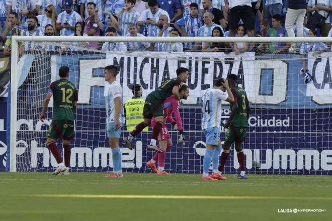 Escandell es felicitado por sus compañeros tras atajar el penalti a Cordero. (Foto: LALIGA)