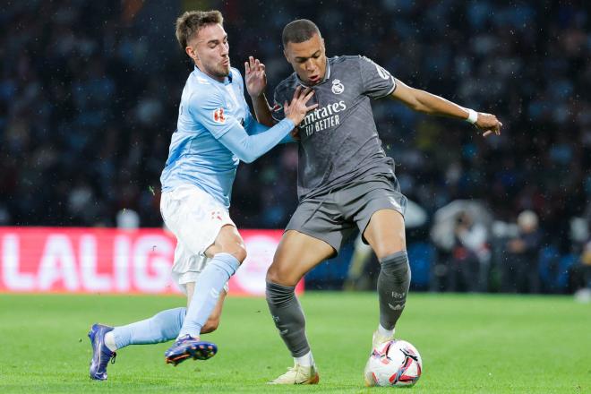 Mingueza lucha un balón con Mbappé (FOTO: EFE).