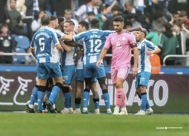 El Deportivo celebra el gol al Eldense (Foto: LaLiga).