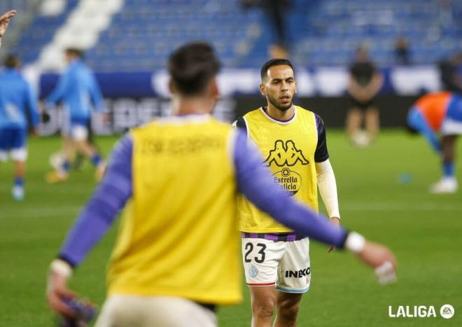 Anuar, calentando en Mendizorroza.