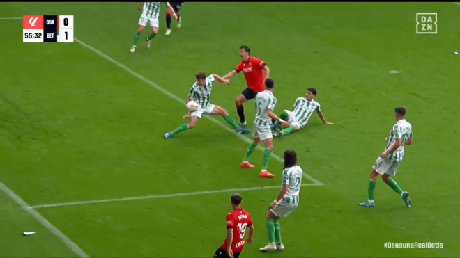 Budimir pide penalti en el Osasuna-Real Betis.