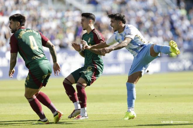 Kevin, en una acción del Málaga - Oviedo. (Foto: LALIGA)