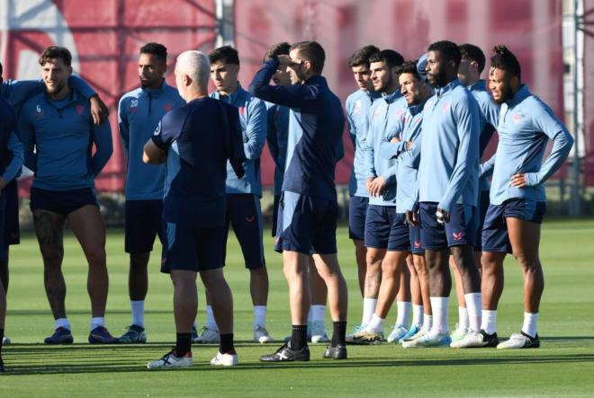 La plantilla del Sevilla, en el entrenamiento de este sábado (Foto: Kiko Hurtado).