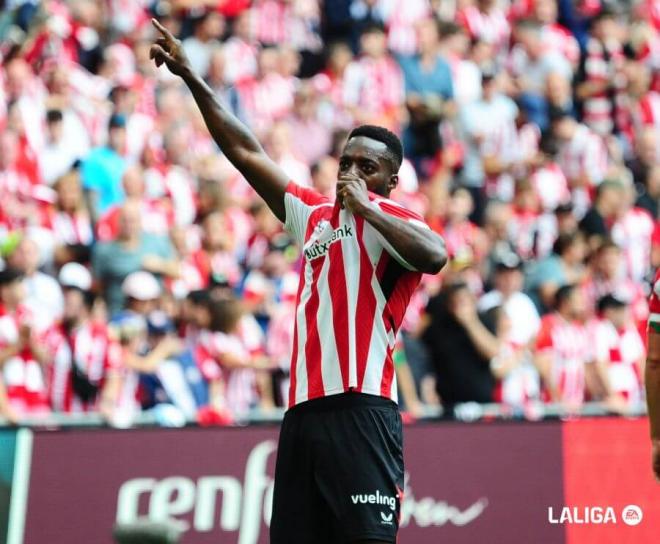 Iñaki Williams besa el escudo del Athletic Club de su camiseta para celebrar uno de sus goles ante el Espanyol en San Mamés (Foto: LALIGA).