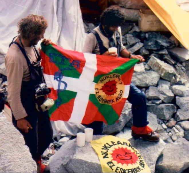 Martín Zabaleta, con la ikurriña con la que ascendió al Everest en 1980.