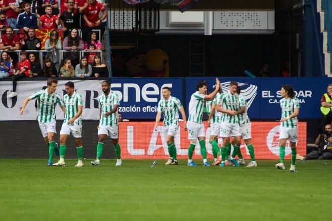 Los jugadores del Betis celebran el gol de Vitor Roque ante Osasuna (Foto: Cordon Press).