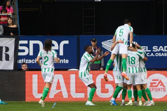 Los jugadores del Betis celebran el gol de Vitor Roque ante Osasuna (Foto: Cordon Press).