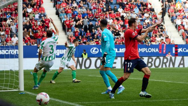 Budimir protesta una jugada en el Osasuna-Real Betis (FOTO: Cordón Press).