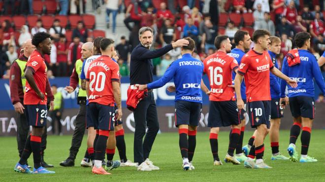 Vicente Moreno anima a sus hombres en el final del Osasuna-Real Betis (FOTO: Cordón Press).