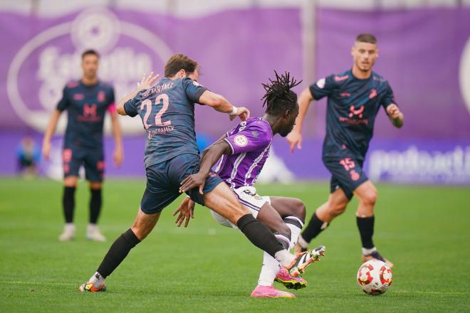 Frimpong pugna ante el Avilés (Foto: Real Valladolid).