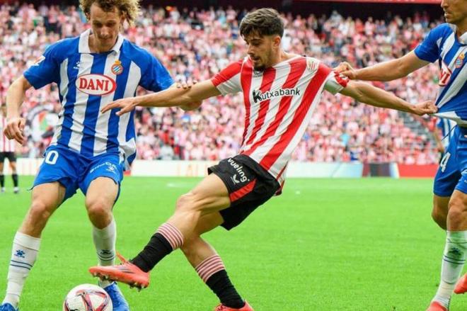 Nico Serrano pelea ante el Espanyol en San Mamés (Foto: Athletic Club).