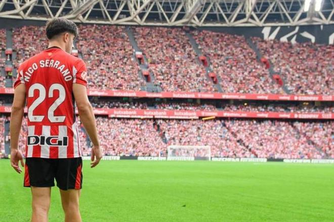 Nico Serrano bota un córner ante el Espanyol en San Mamés (Foto: Athletic Club).