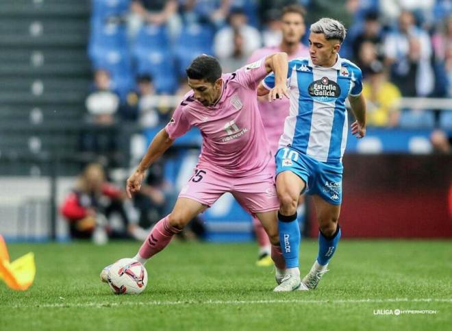 Yeremay intenta arrebatarle el balón a Fran Gámez (Foto: LaLiga).