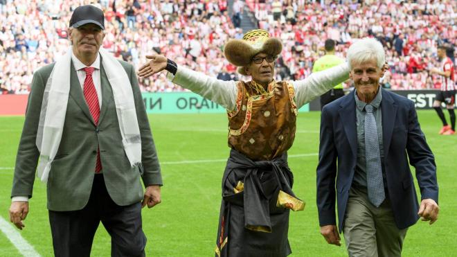 José Ángel Iribar, el sherpa Pasang Temba y Martín Zabaleta en el saque de honor ante el RCD Espanyol en San Mamés (Foto: Athletic Club).