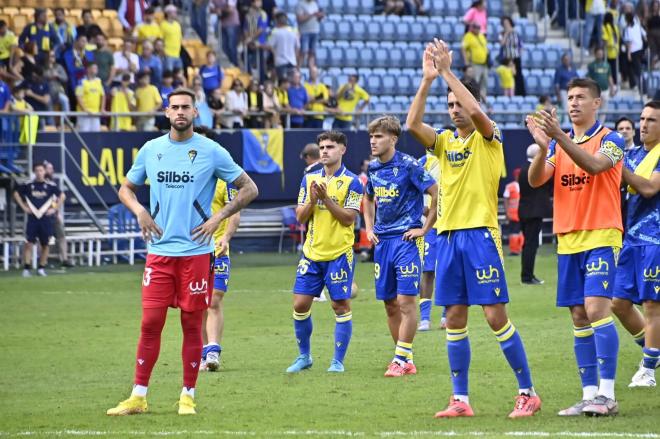 Los jugadores, ante la afición cadista (Foto: Cádiz CF).