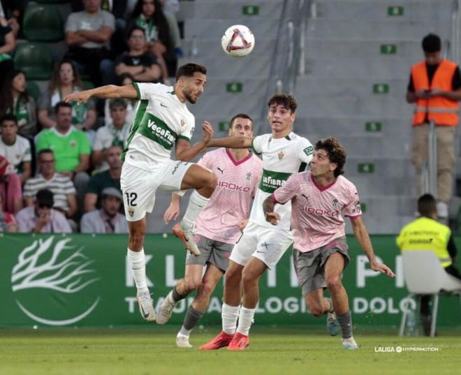 Gelabert pugna por un balón aéreo (Foto: LaLiga).