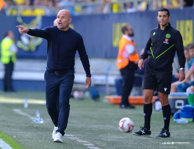 Paco López, en el Nuevo Mirandilla (Foto: LALIGA HYPERMOTION).