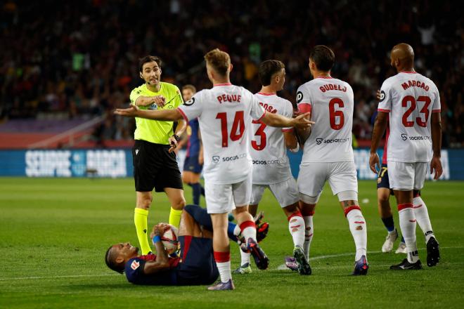 Peque, protestando el penalti sobre Raphinha (Foto: EFE).