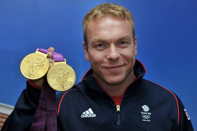 Chris Hoy luce dos de sus medallas (FOTO: Cordón Press).